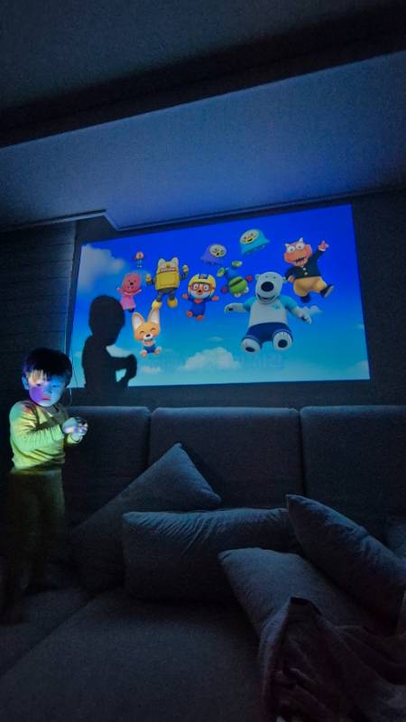 씽크라이프 무선 미러링 각도조절 빔 프로젝터 OTT 내장 1080P FHD HDMI 지원 – 빔/프로젝터 후기